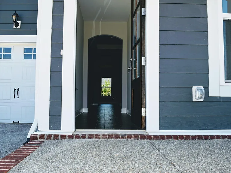 1049 Crisp Spring Dr — Photo 2