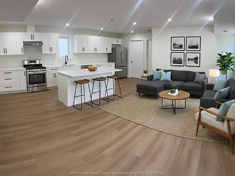 655 Stanley St — Photo 2