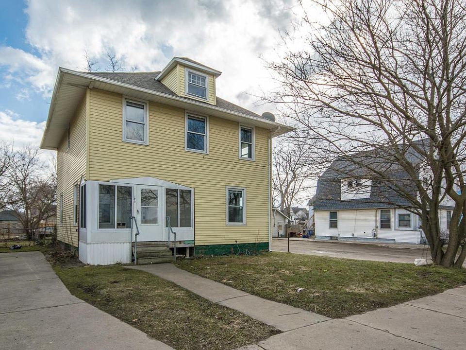 1st image of 120 La Belle St SE