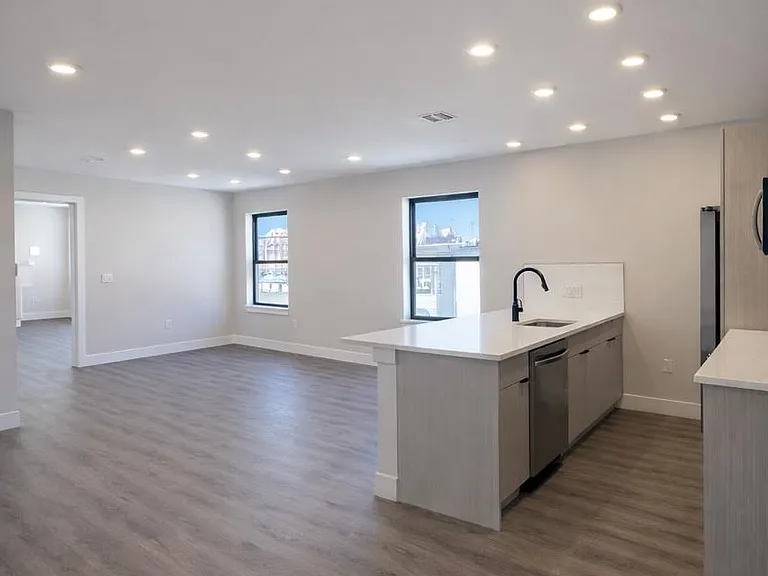 207 39th St #4A — Photo 2