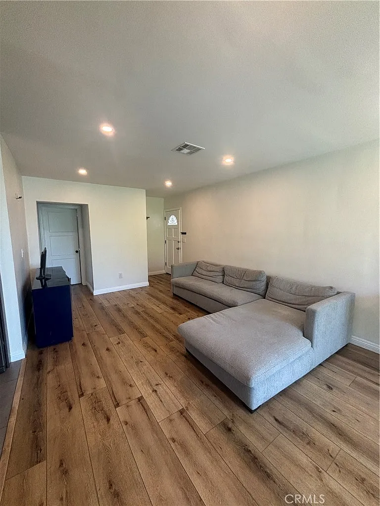 3 bed, 1641 sqft, $4,200 — Photo 2