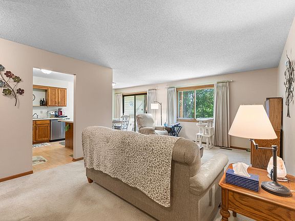 5th image of 975 Heritage Ct E