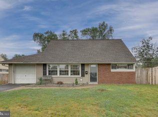 18 Cliff Rd, Levittown, PA 19057