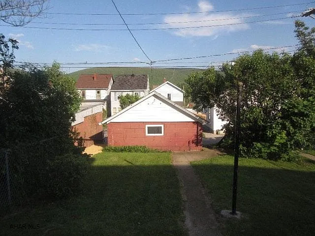 3 bed, 1.5 bath, $1,100 — Photo 2