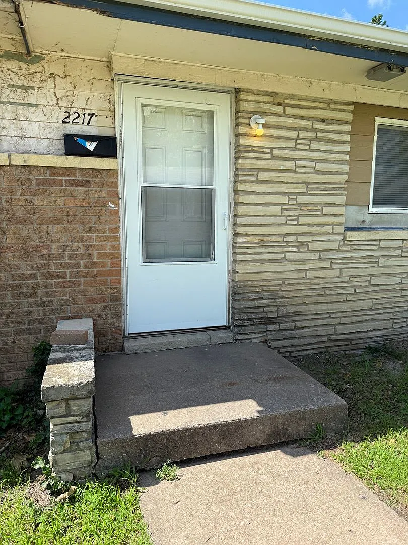 Charming 2 Bedroom Brick Duplex- Pet Friendly! — Photo 1