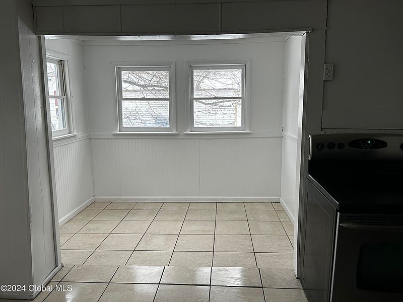 4th image of 148 Maple Street