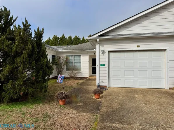 15 Bay Ct, Kilmarnock, VA 22482