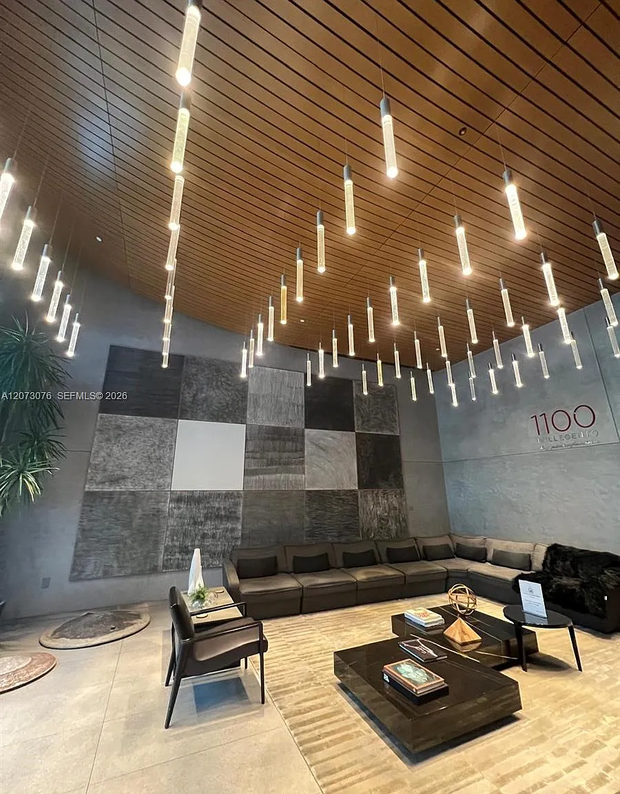 1100 Millecento Residence — Photo 2