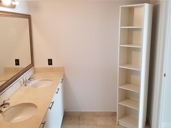 4th image of 1800 N Bayshore Dr APT 1911