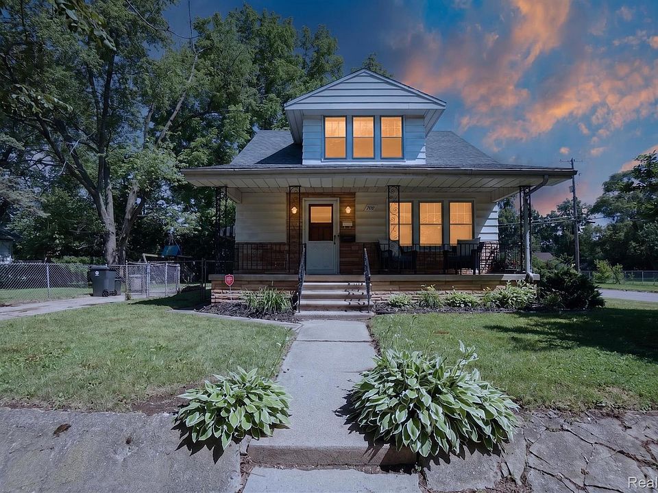 1st image of 702 Leland St