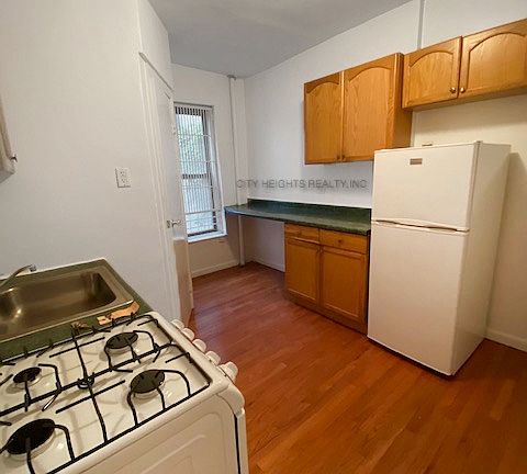 3rd image of 207 E 5th St APT 4
