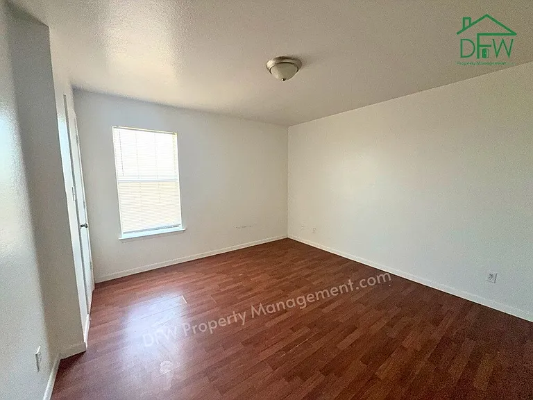 809 W Walnut St #B2 — Photo 2