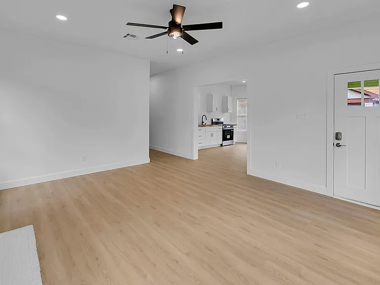 1815 Seneca Ave — Photo 7