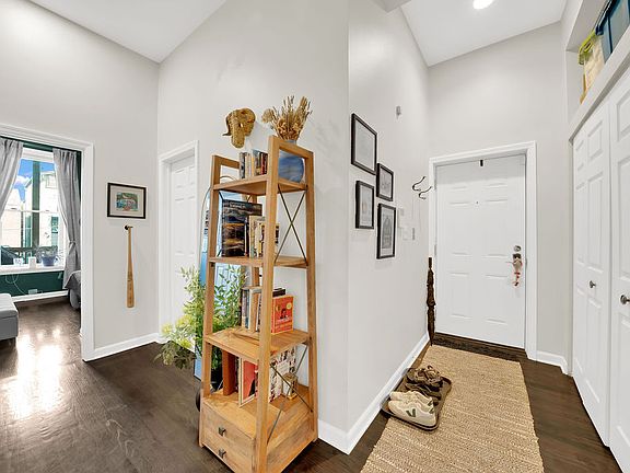 4th image of 1914 N Sheffield Ave APT 2R