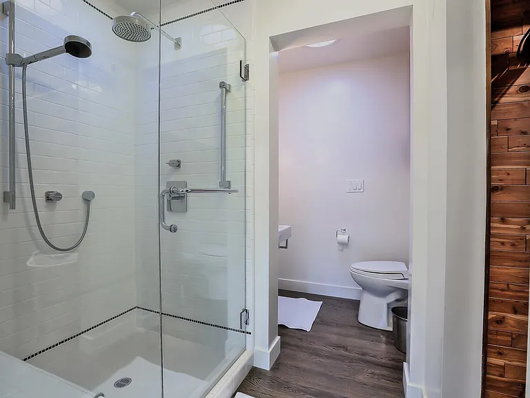 guest suite full bathroom