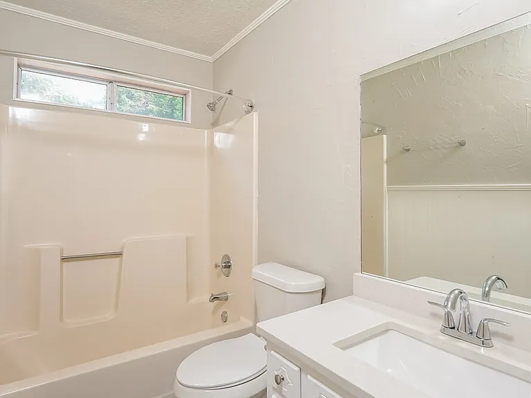 1070 Hunters Creek Ct — Photo 14