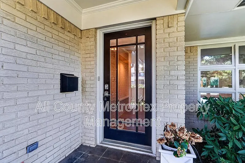 3 bed, 2.5 bath, 2709 sqft, $6,500 — Photo 2