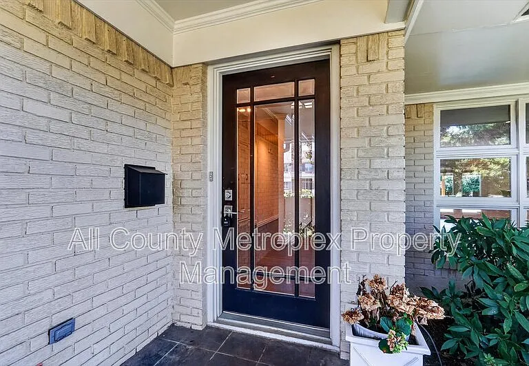 5804 Norway Rd — Photo 2