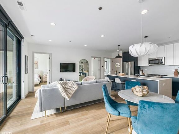 4th image of 516 W Arlington Pl #402
