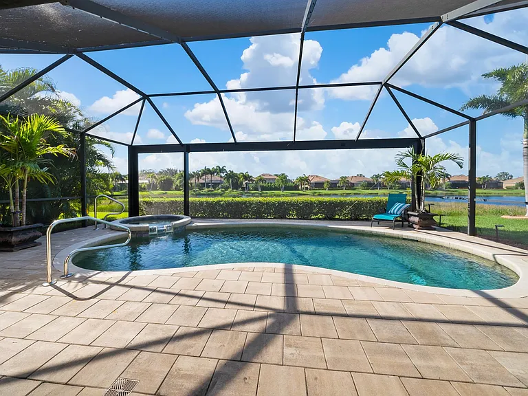 Pool with jacuzzi