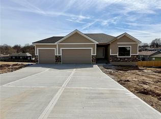 18699 E Bundschu Rd, Independence, MO 64056