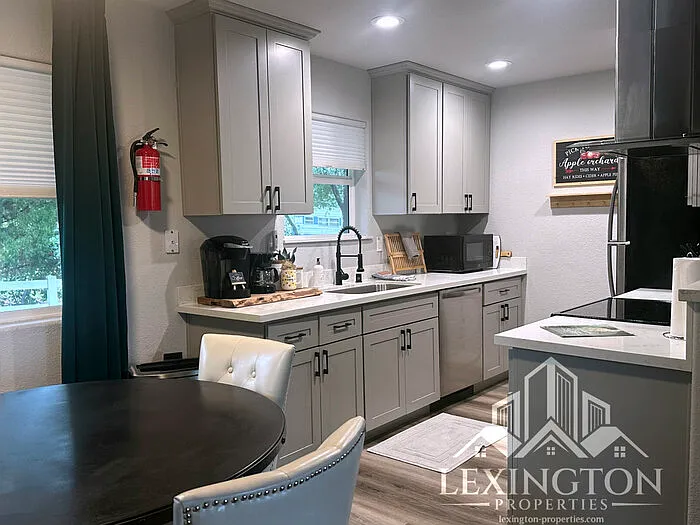 1840 Point View Dr #D — Photo 6