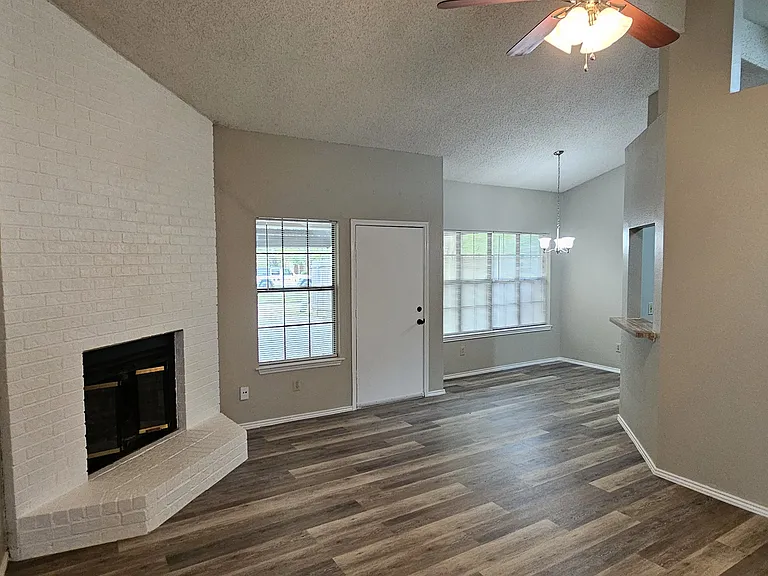 618 Canterbury St — Photo 3