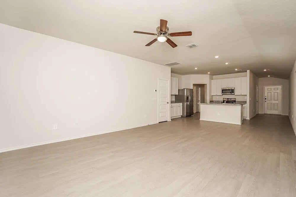 3 bed, 2.0 bath, 1402 sqft, $1,665 — Photo 4