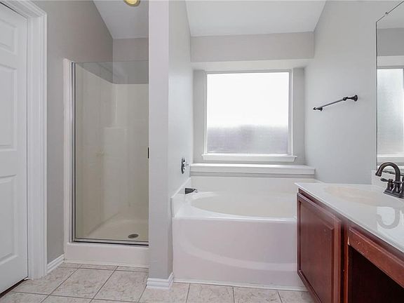4th image of 823 S Sherry Ln