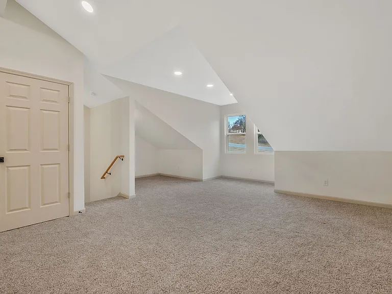 115 Pascal Dr — Photo 4