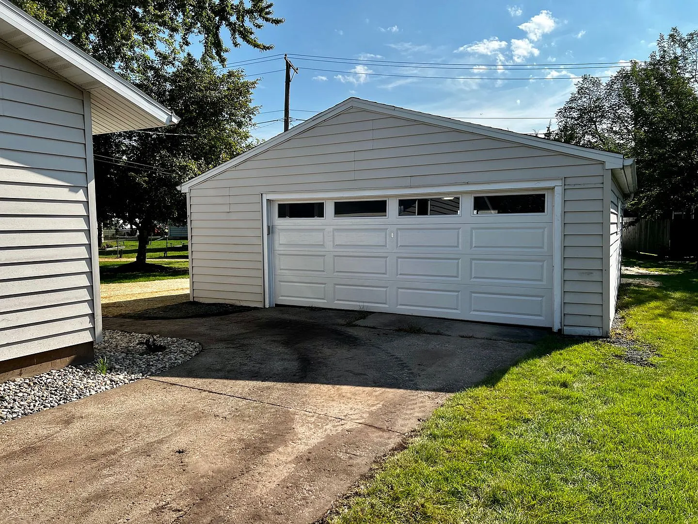3 Bedroom 1 Bathroom Home — Photo 2