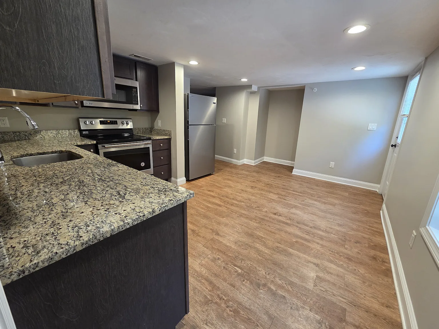 1 bed, 975 sqft, $1,500 — Photo 2
