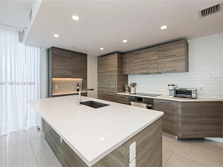 650 NE 32nd St #1501 — Photo 7