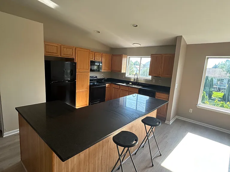 7365 Maplelawn Dr — Photo 4