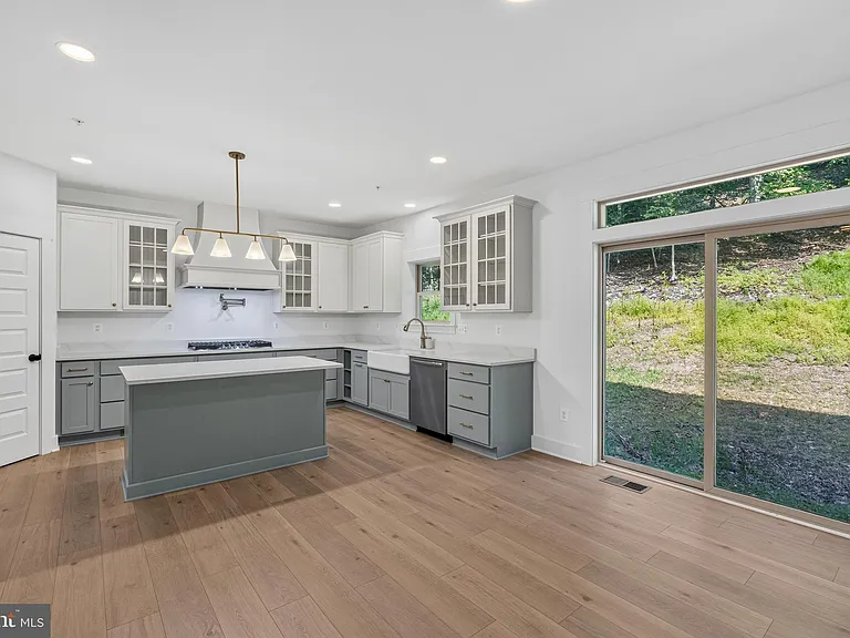 1490 Thurston Rd — Photo 15
