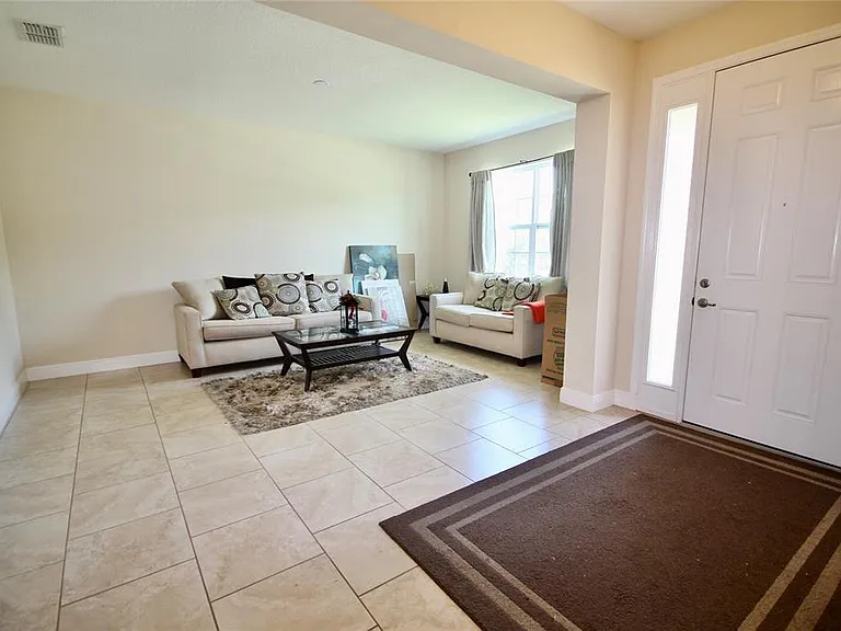 1073 Cavan Dr — Photo 2