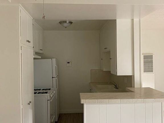 2nd image of 1515 Beloit Ave APT 2