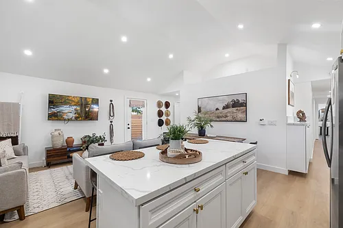 3945 Alta Loma Dr #B Photo 1