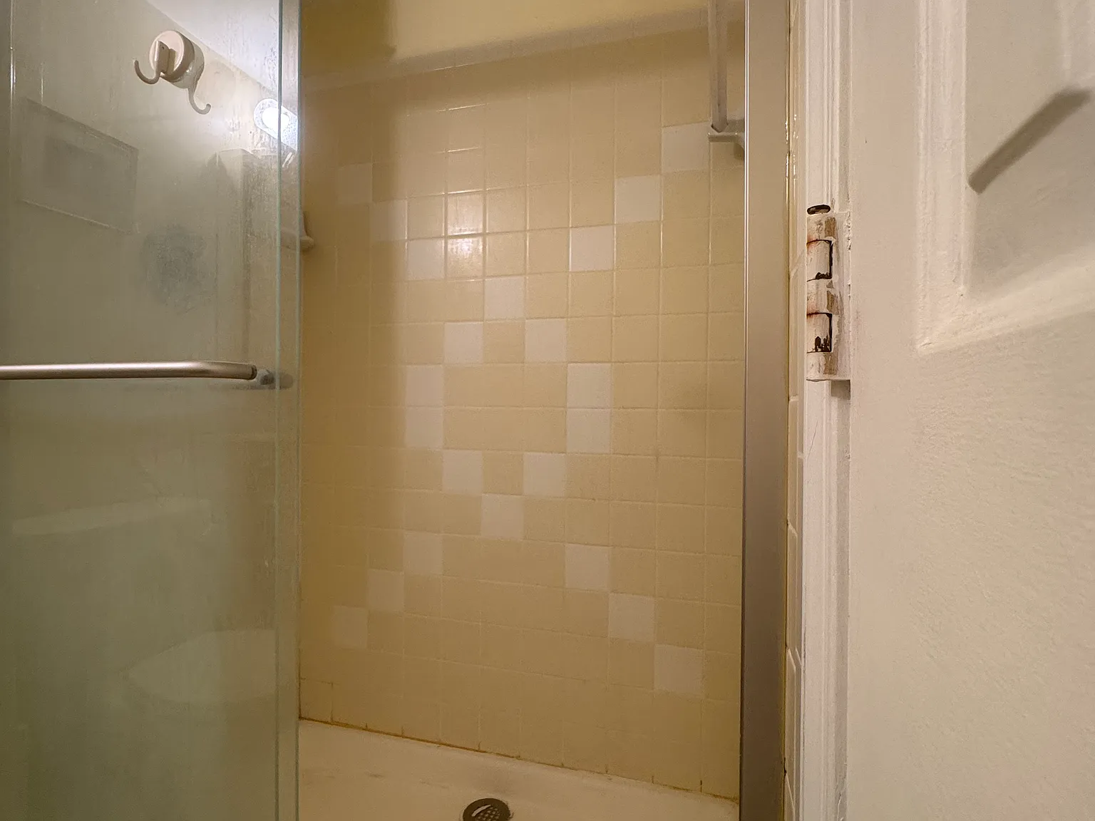 2 bed, 1.5 bath, 2000 sqft, $1,100 — Photo 2