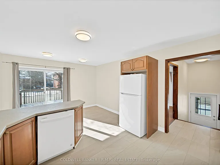 60 Albert St S — Photo 6
