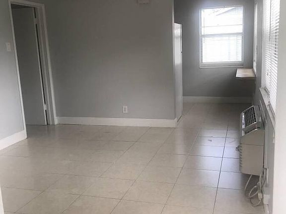 3rd image of 920 NE 40th St