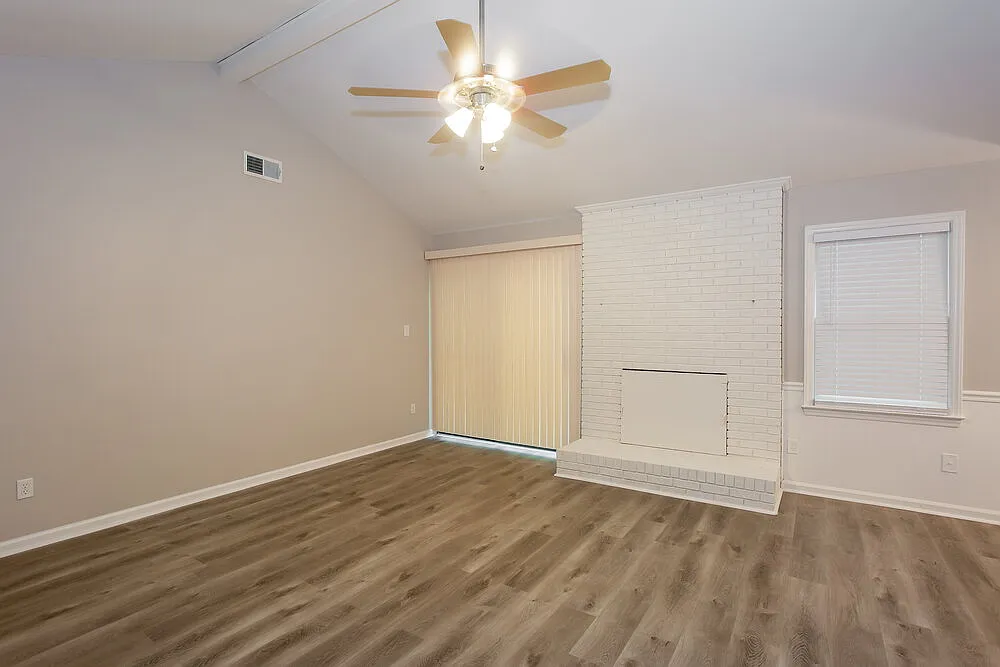 3 bed, 2.0 bath, 1390 sqft, $1,930 — Photo 3