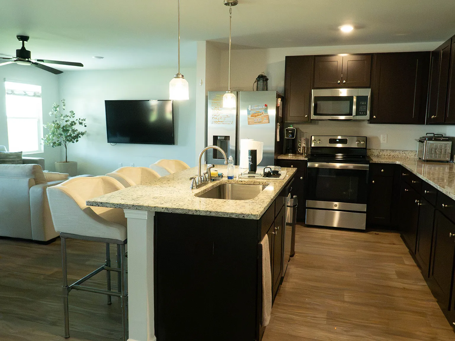 4 bed, 2.5 bath, 1947 sqft, $2,000 — Photo 4