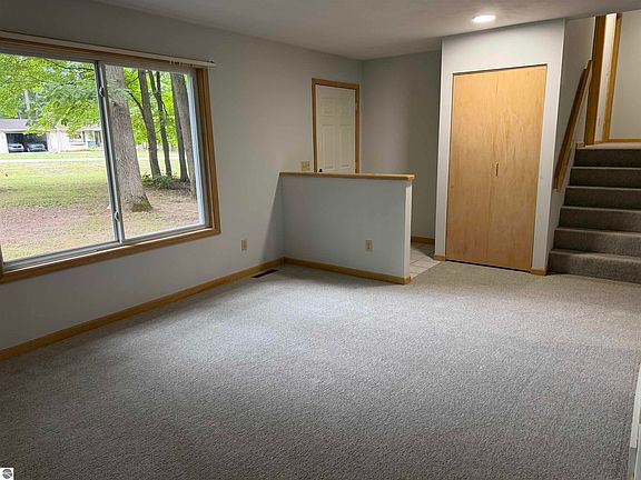 4th image of 20761 White Oak Dr