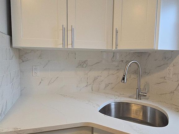 2nd image of 1008 N Oaks Blvd