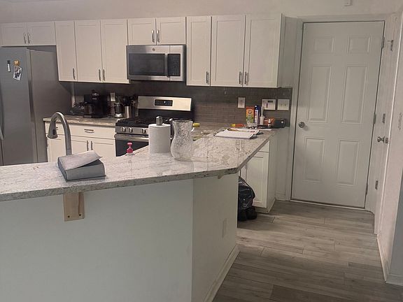 5th image of 3282 Saville St SW