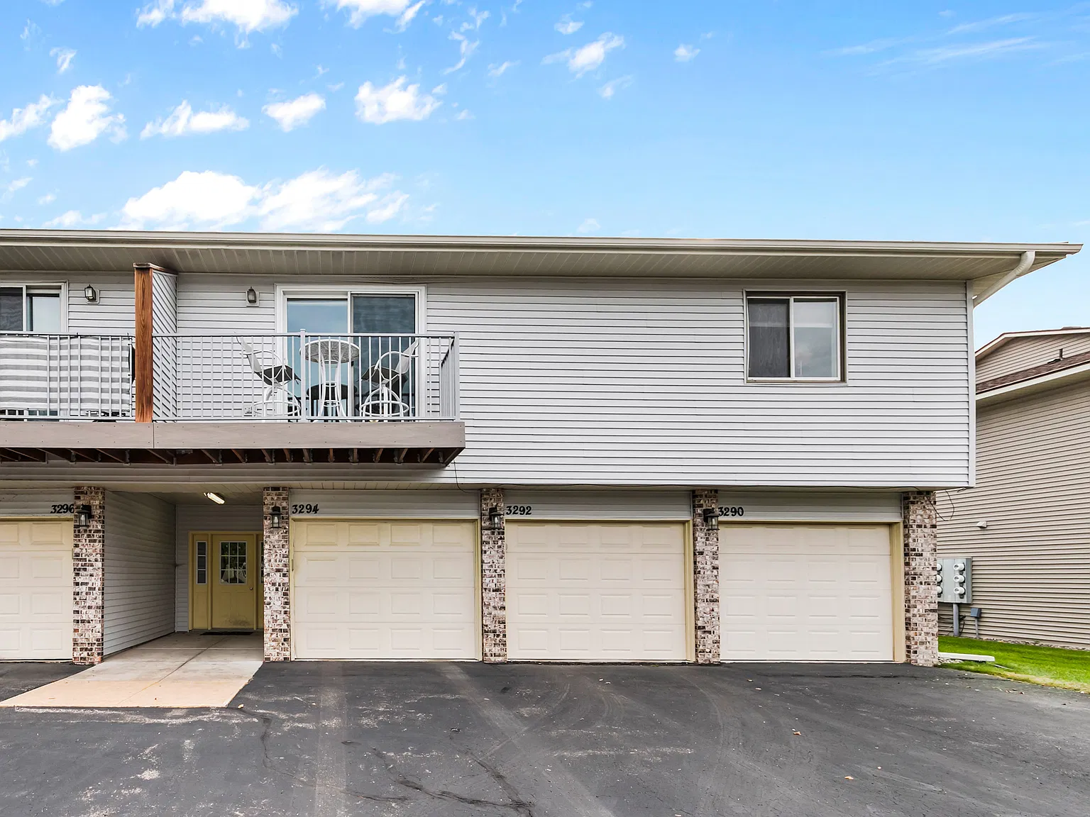 2 bed, 959 sqft, $1,550 — Photo 1