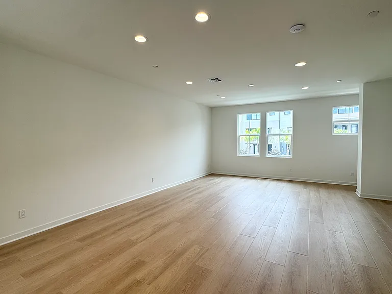 2554 Delphinium Ln — Photo 9