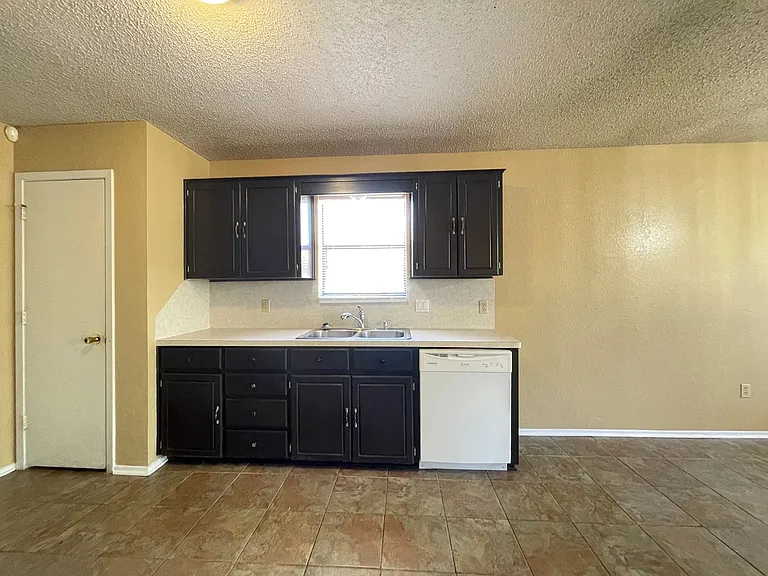 2806 Derby Dr — Photo 7