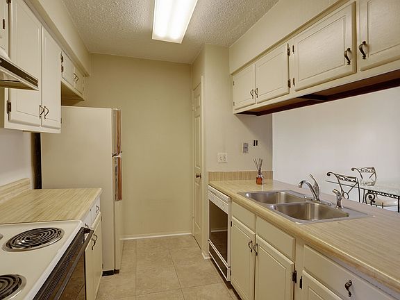 3rd image of 2718 Mt Laurel Dr.